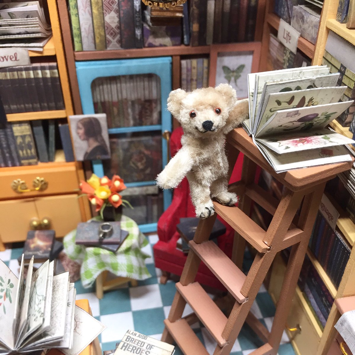 NaemaDiy's tweet photo. 本屋で📷パチリ！

#ミニチュア #ミニチュアベア #ミニチュア雑貨 #miniature #miniaturebear #手作り雑貨 #てづくり雑貨 #テディベア #teddybear  #手作り #ドールハウス  #ミニチュアハウス #ミニチュアドールハウス #miniature #miniaturehouse #handmade #dollhouse #diy #miniatures https://t.co/mIU4aMvujB