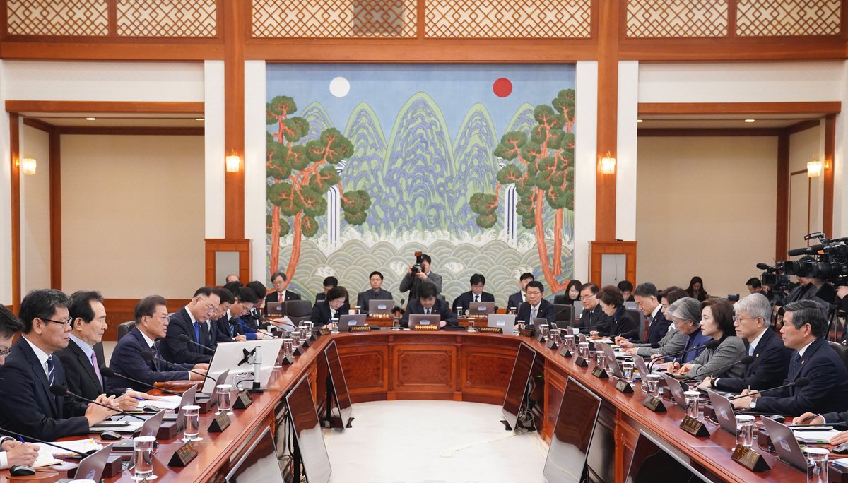 비상한 상황에는 비상한 처방이 필요합니다. 국민 안전과 민생 경제 두 영역 모두에서 선제적인 대응과 특단의 대응을 강구해 주기 바랍니다.

www1.president.go.kr/articles/8127