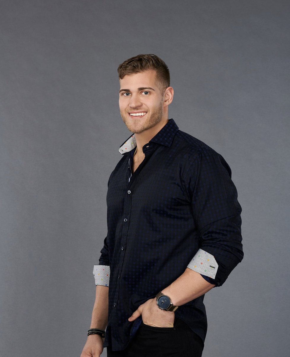 t_witlessHen18's tweet photo. Damn these spot the difference games are getting too hard  #TheBachelor https://t.co/ikAoRkbdXe