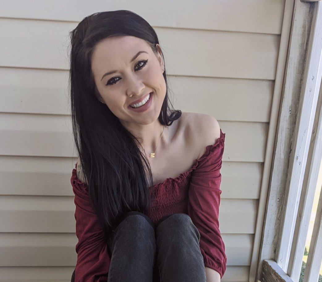 ChloeCryptonite's tweet photo. Just really happy my hair has finally grown out to this length. Only took 2 years 😫! Should I keep it blackish or dye it light brown y'all ? https://t.co/mt8olXoODA