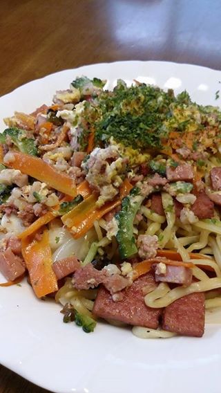 沖縄物産 真南風の新井 V Twitter 沖縄そば 焼きそばにしても絶品 出汁は ウスターソース 醤油 沖縄そば 出汁 ケチャップと色々美味しいです 腰がある太麺で歯ごたえも十分という美味しい焼きそばができます 写真は ゴーヤー ハッシュ入り焼きそば 真南風