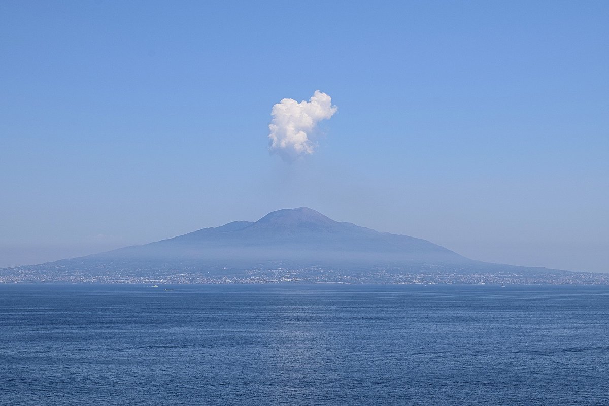 viator.com/operator/247179 #mountvesuvius #vesuvius #italy #pompeii #naples #napoli #pompeiiruins #vesuvio #volcano #travel #italia #travelgram #ruins #europe #campania #travelblog #italianplaces #travelphotography #naplesitaly #traveling #history #pompei #amazing #pompeiitaly