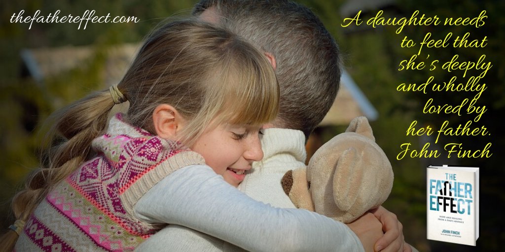 Отец встречается с дочерью. Объятия детей. Девушка обнимает ребенка. Ребенок обнимает папу. Девочка обнимает папу.