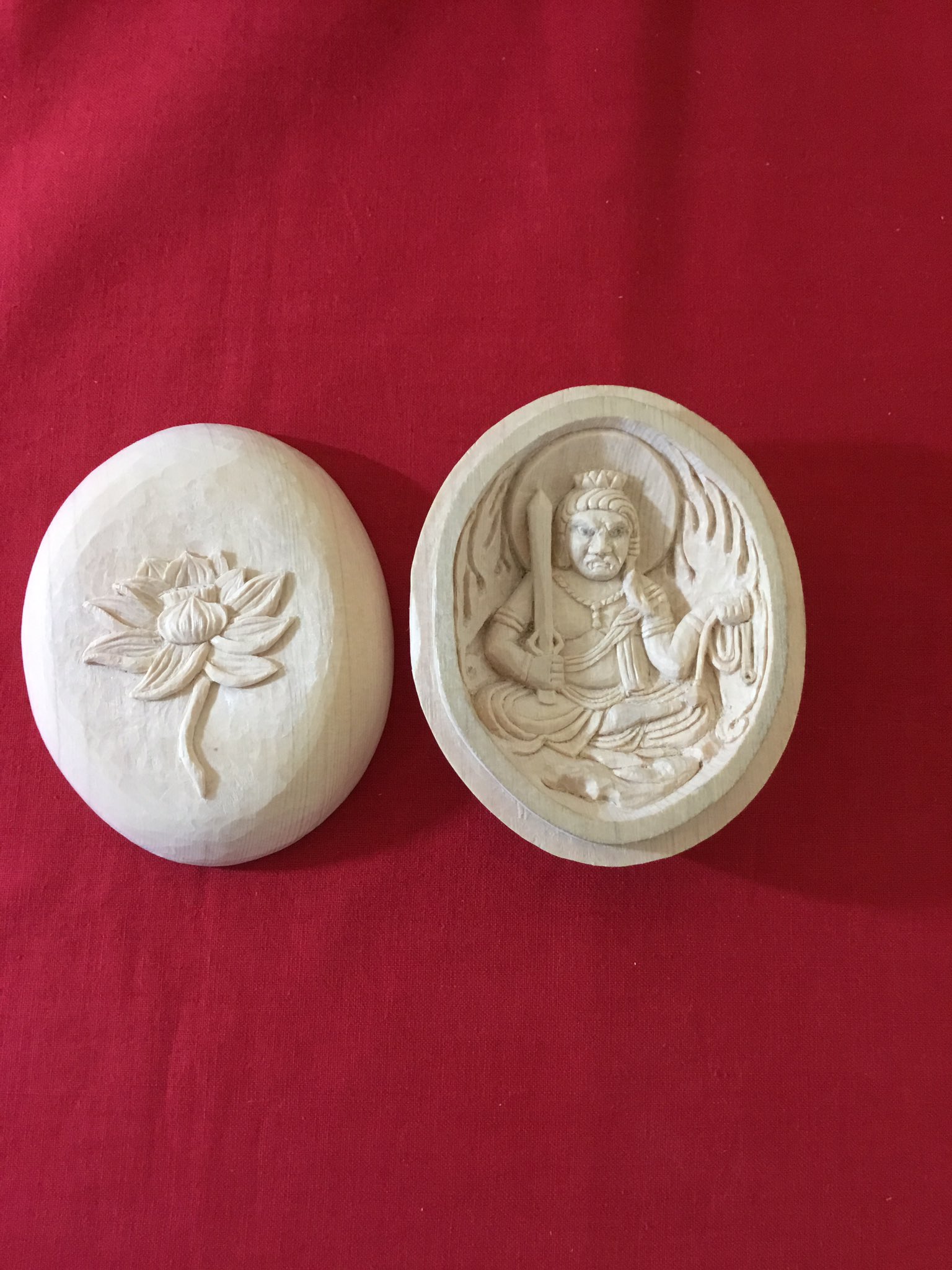 侊心会 仏像彫刻 木彫刻教室 前回上げた中目黒教室の生徒さんが彫られた不動明王の香合仏 蓋の表には蓮の花が彫られています T Co Eabknrjnhd 仏像 仏像彫刻 教室 趣味 中目黒 東京 彫刻 彫刻刀 定年後 富山 群馬 目黒区 ならい