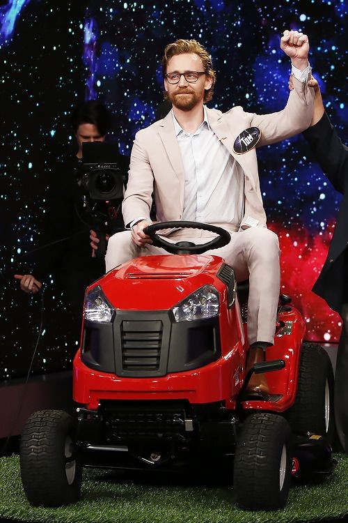 CatsHiddleston's tweet photo. Does anyone accept a ride? #TomHiddleston #Hiddlestan #HiddlesLovers #HiddlesCat #HiddlesKitty #CatHiddles #catoftheday #CatOfTwitter https://t.co/wOh6z8S5ez