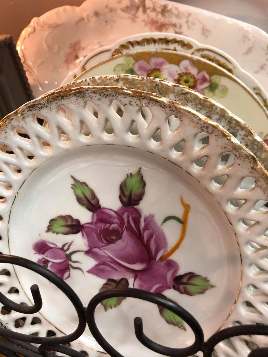 CCStudios5's tweet photo. Add casual elegance and quirky charm to your dinner table with vintage dishes.
.
.
#candcstudios #vintageshop #farmhouse
#midcenturymodern #shoplocal #shopsmall #kettering https://t.co/3qleIeqMv3