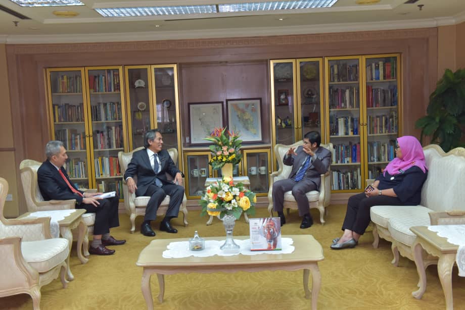 Dr_Uzir's tweet image. Kunjungan muhibah kepada YBhg. Dato' Sr Dr. Azhari bin Mohamed, Ketua Pengarah Ukur Dan Pemetaan Malaysia sempena pelaksanaan Banci Penduduk dan Perumahan 2020.

#DOSM
#140daystogo
#MenghitungMalaysia
#MyCensus2020
#CourtesyCall
#KPDOSM