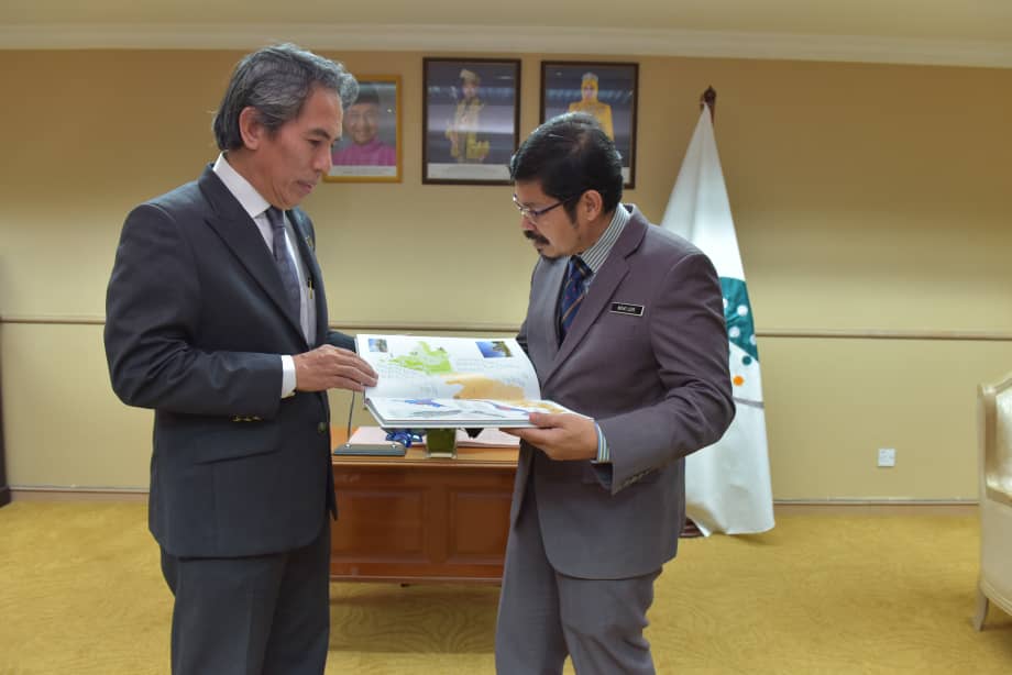 Dr_Uzir's tweet image. Kunjungan muhibah kepada YBhg. Dato' Sr Dr. Azhari bin Mohamed, Ketua Pengarah Ukur Dan Pemetaan Malaysia sempena pelaksanaan Banci Penduduk dan Perumahan 2020.

#DOSM
#140daystogo
#MenghitungMalaysia
#MyCensus2020
#CourtesyCall
#KPDOSM