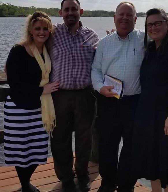 JillLovesDavid's tweet photo. My WONDERFUL husband David told me that Mr. Keller is the BEST soul winner he's ever met. See those white papers? He delivers them everywhere he goes. He even tipped the waiters with one! https://t.co/ZfkexRQEO1