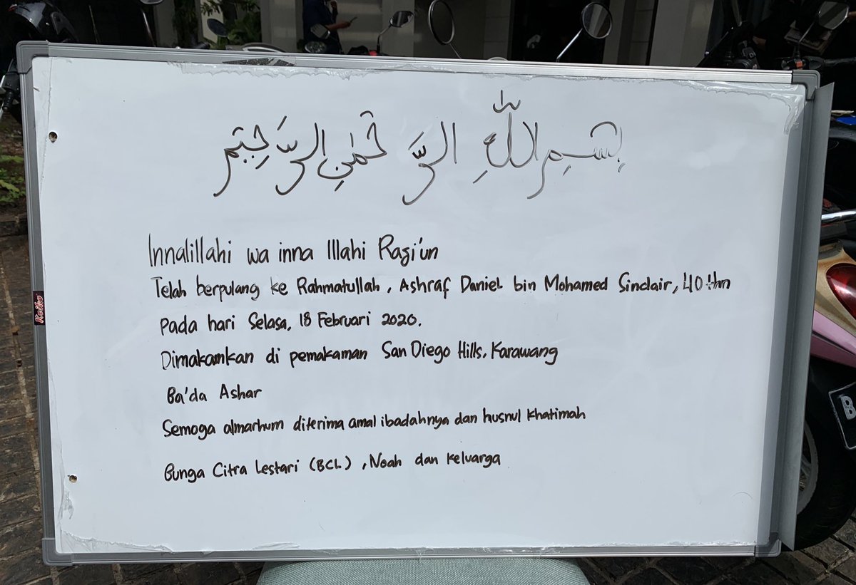 bbi_daily's tweet photo. Mendiang Ashraf Sinclair, suami dari @bclsinclair akan dimakamkan hari ini Selasa, 18 Februari 2020 di San Diego Hills, Karawang pada sore hari. Saat ini pukul 10.00 jenazah tengah dimandikan oleh pihak keluarga. #BillboardID https://t.co/BZTqzJqLBb