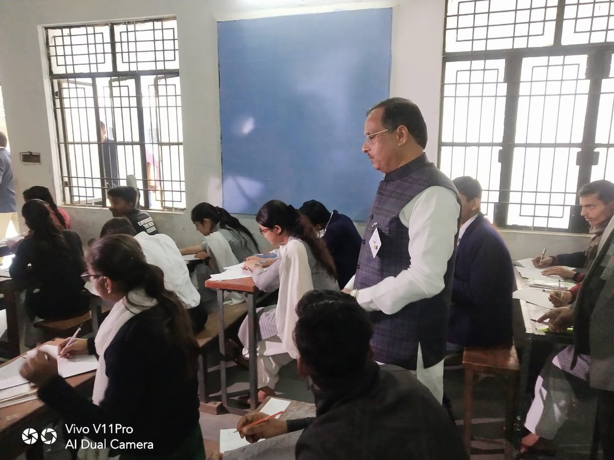 माननीय माध्यमिक शिक्षा मंत्री डॉ. दिनेश शर्मा  राजकीय जुबली इंटर कॉलेज में पहुँचे और परीक्षा का जायज़ा लिया