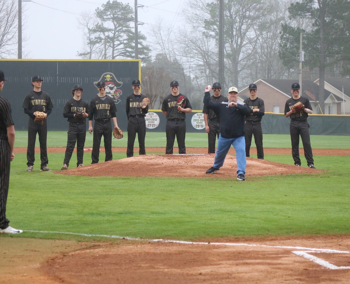 WinfieldCity_BB's tweet photo. We were honored to have Mr Goodwin throw out the first pitch today. Thank you Mr Goodwin for all you do for the kids in Winfield! 🏴‍☠️🏴‍☠️ https://t.co/xCJJQGmA7O