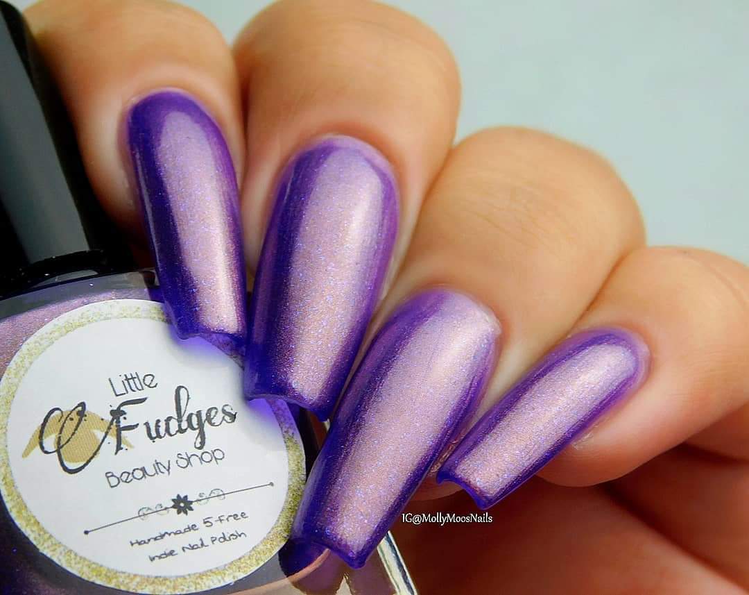🧙🏻‍♀️ Motion Of The Potion 🧙🏻‍♀️
A vibrant purple with golden shimmer and blue micro glitters, inspired by witches potion brewing.
📸 <a href="/mollymoosnails/">Molly Moo's Nails</a>
#littlefudgesbeautyshop #indienailpolish #UKGiftHour #beauty #RTmeBB #UKEtsyRT #handmade #shopindie #smallbusinessuk #SBS #QueenOf