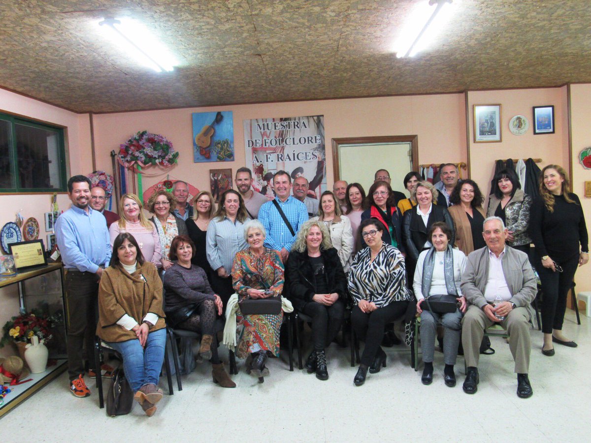 jcnsbaile's tweet photo. Juntos somos más fuertes #FEMAFOLK Federación Malagueña de Asociaciones de Folclore @pacocristo3356 @luisrojasz2 @karinaparra13 #malaga https://t.co/Fa6HhuwCDs