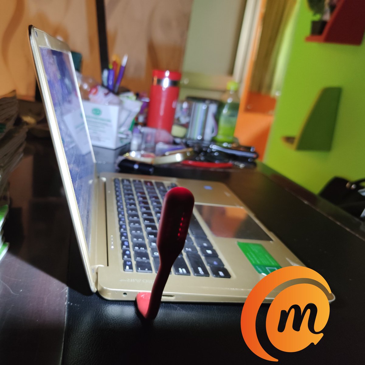 MobilityArena's tweet image. How to work in the dark, because PHCN is useless. #workinthedark #laptop #usblight #usblamp