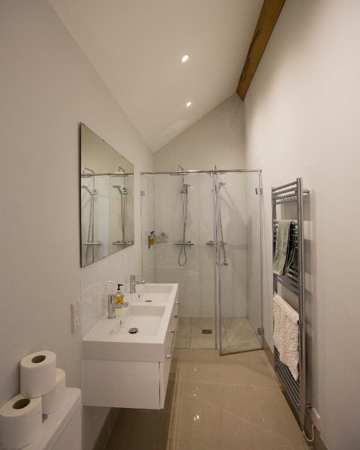 fullershill's tweet image. A double power shower en-suite in The Granary makes a lovely luxury.

#thegranary #powershower #doubleshowerheads #ensuite  #visitcambridge #visitengland #greentourism