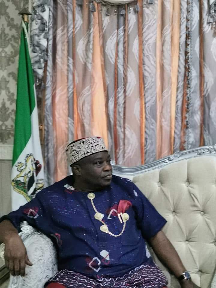 hartng's tweet photo. These are Akwette fabrics. Exclusively woven in Abia State by Ndoki women.
100% #MadeInAbia.

This is how the men wear them. 

Our number 1 #MadeInAbia Ambassador doing ambassadorial things. https://t.co/k01dp3W4MO
