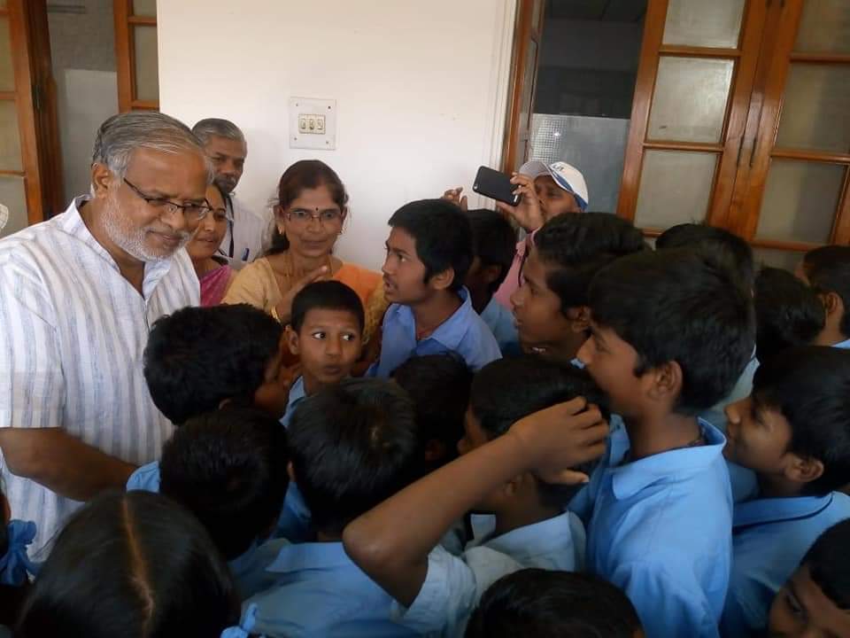 nimmasuresh's tweet photo. ವಿಧಾನ ಪರಿಷತ್ ಕಲಾಪ ಮುಗಿಸಿಕೊಂಡು ಹೊರ ಬರುವಾಗ ಕಲಾಪ ವೀಕ್ಷಿಸಲು ಬಂದಿದ್ದ  ಅತ್ತಿಬೆಲೆ, ಬೊಳ್ಳೂರು ಮತ್ತು ಪೀಣ್ಯ ಸರಕಾರಿ ಶಾಲೆಗಳ ಮಕ್ಕಳು ನನ್ನನ್ನು ಸುತ್ತುವರಿದು ಮಾತನಾಡಿಸಿದರು. https://t.co/8KgMzxGoFQ