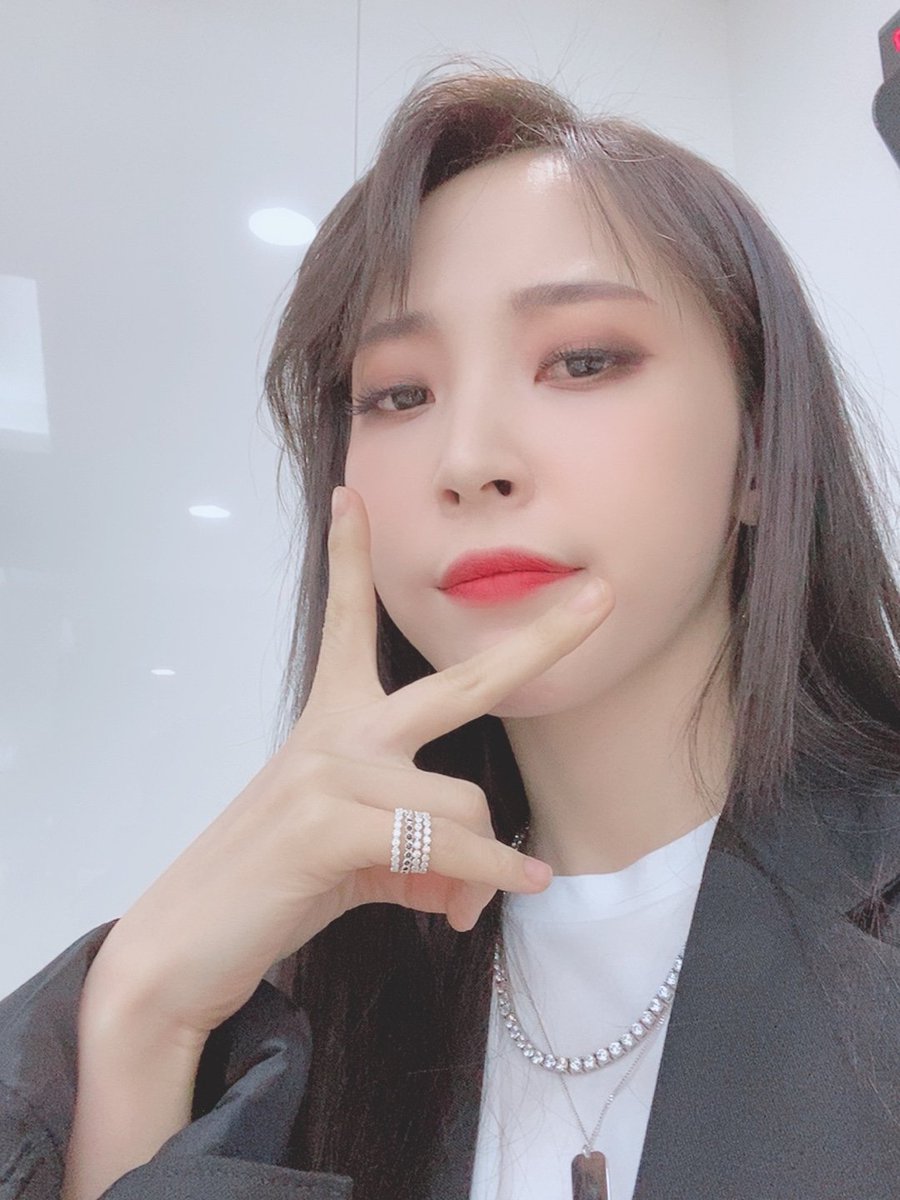 RBW_MAMAMOO's tweet photo. [#문별]
잠시 후 6시, SBS MTV에서 
더쇼가 방송됩니다😆
무무들이 제일 좋아하는 굴! 
별이 얼굴도 보고 무대도 보고 
무무들 모두 본방사수해주세요💕

#MOONBYUL #더쇼
#달이_태양을_가릴_때 https://t.co/8jz7VJutAc
