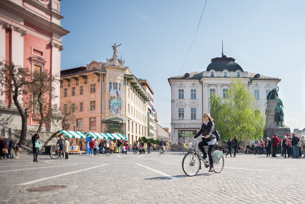 VelocitySeries's tweet photo. In Ljubljana we have gradually completely renovated the city centre and redesigned it into a pedestrian area with a size of more than 10 ha 👍💚Visit our #VC20 website and choose THE GREEN CITY TOUR among 5 interesting technical visits. #LJforyou #Smartcyclinginclusion https://t.co/1PE5cMxI2K
