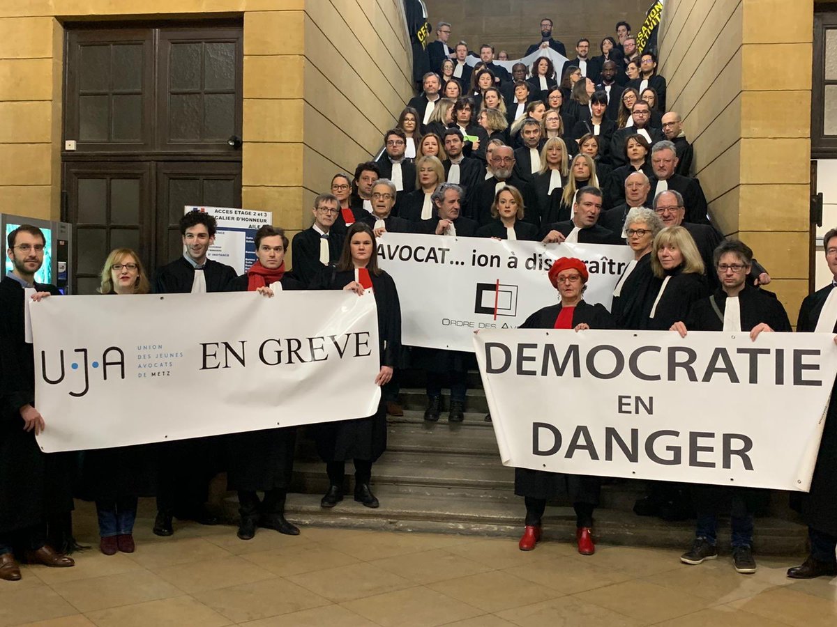 Rassemblement au palais de justice ce matin ! Barreau de Metz en force #SOSretraites #OnLacheRien