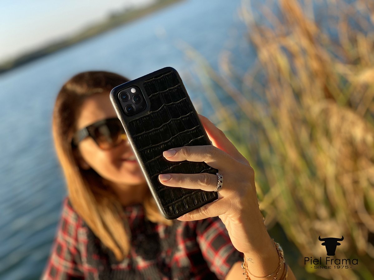 PielFrama's tweet photo. Una funda ligera y muy cómoda.
Modelo LuxInlay en cocodrilo negro.
https://t.co/crDEkvulyY
#funda móvil #piel #cocodrilo #tendencia #iphone https://t.co/m8XHLBRKkN