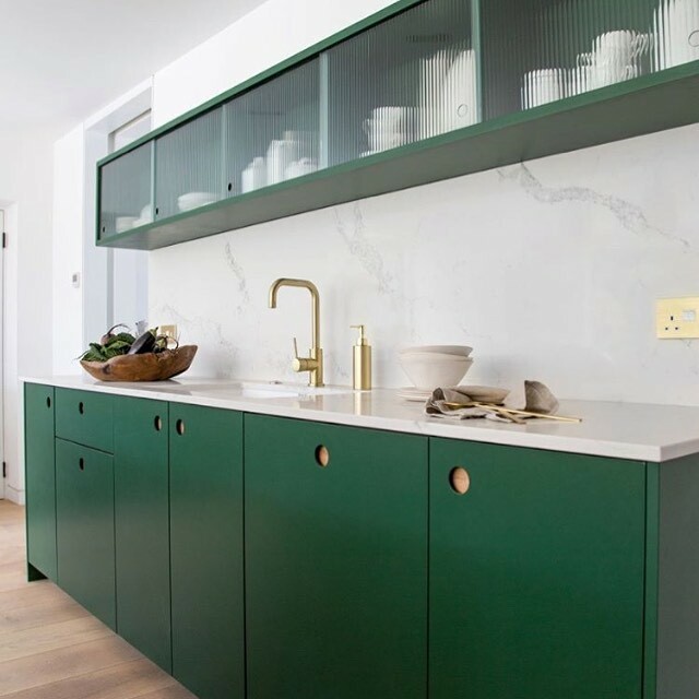 Green and simple. And am loving the fluted glass cabinets @nakedkitchens ——————————————— ——————————————————————————————
.
.
.

#dailysix #dailytheme #sixsqauresofinspiration #fantasticsix #kitchen #kitchendesign #kitcheninspo #kitchendecor #kitcheninspir… ift.tt/2wtRx2d