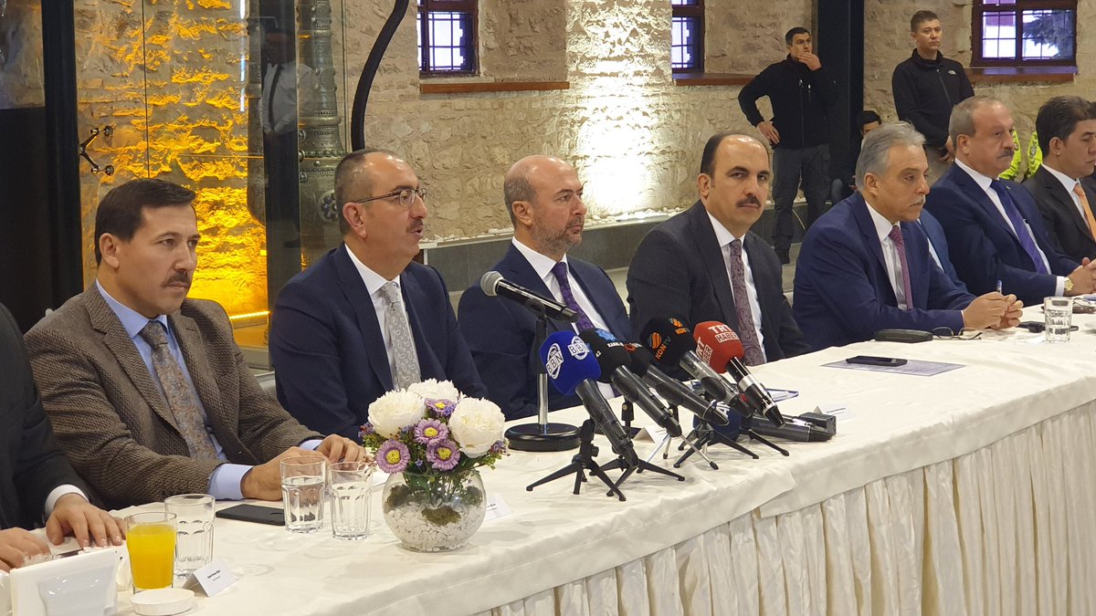 MustafaKavus's tweet photo. Sayın Valimiz Cüneyit Orhan Toprak başkanlığında tüm kurumlarımızın işbirliği ile düğün ve asker konvoyları, gürültülü sokak düğünleri, havai fişek atılarak yapılan eğlenceler ve düğün salonları ile ilgili düzenlemeleri basın mensuplarımızla paylaştık.
#BenimŞehrim
#BizimMeram https://t.co/1BzyOAYnWB