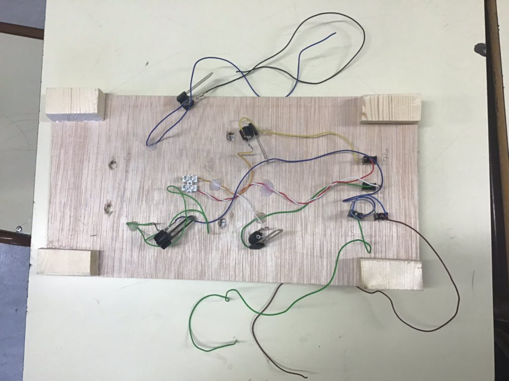 PerdidosTres's tweet photo. Ya están las patas cortadas y pegadas en ambas basess! #5EI @TICandTEACH @TecnoJordi77 @ticandtecno https://t.co/AzRcaPePHS