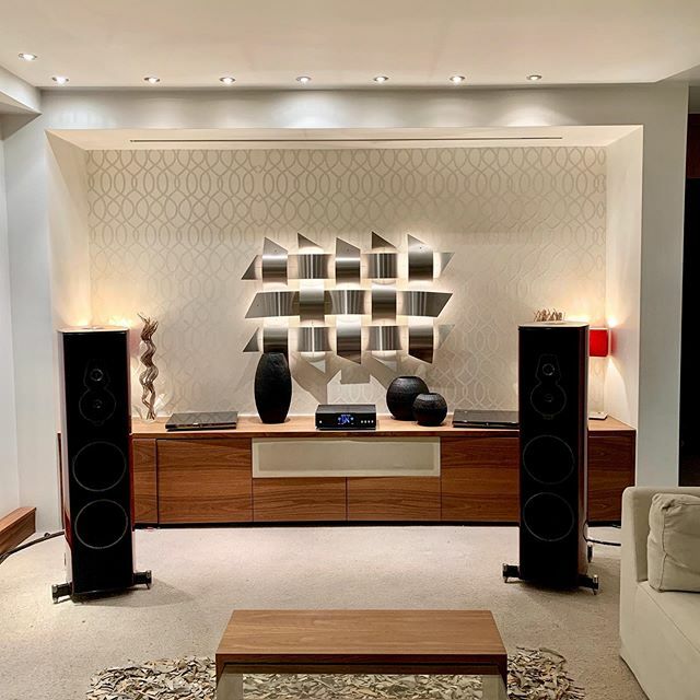 AudioVenue's tweet photo. Our Ealing, London demonstration room. Now playing Sonus Faber Amati Traditions, powered by Devialet 440 Pro, source Auralic Aries G1. #sonusfaber #musical #amatitradition #ariesg1 #auralic #auralicaries #hifiroom #demoroom #devialet #expert440 #stereop… https://t.co/k0EiIRvxdW https://t.co/Pkyp8xTZBS