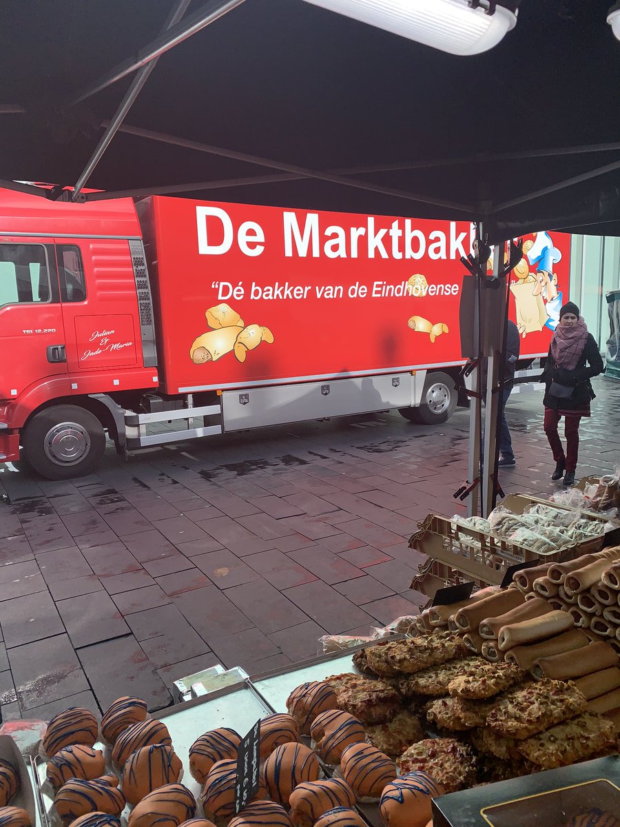 Mooie zonnige dinsdag #bakkie en #krantje bij <a href="/Coffeelab/">steve bailey</a> van <a href="/JeroenVeldkamp/">Jeroen Veldkamp</a> daarna markt ff kijken bij <a href="/demarktbakker/">de marktbakker</a> #Lampebollen