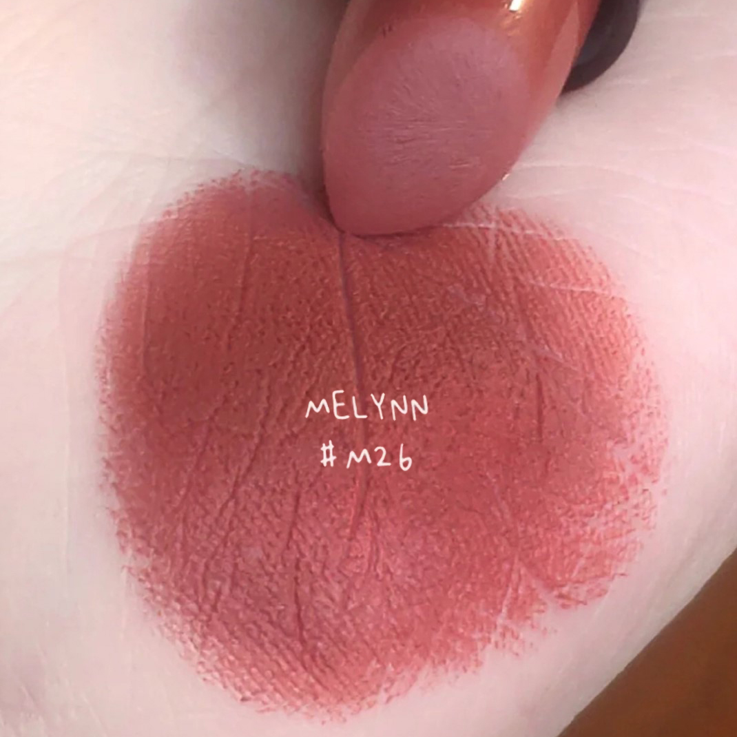 Melynn_Makeup's tweet photo. ถ้าพูดถึงสีชมพูน้ำตาลอมส้มตุ่นๆ
สีนัวๆอธิบายยาก ซึ่งทาออกมาแล้วดูสวยแพง
ซับซ้อน ไม่เหมือนใคร ก็ต้องนี่เลยแหละ 💄
M26 รุ่น MatteVelvet แท่งละ 289฿.-
#MelynnLipstick #Lipstick #cosmeticthailand #ของดีบอกต่อ #Melynn #มีลีนณ์ #ลิปสติกถูกและดี #ลิปสติก #เครื่องสำอางแบรนด์ไทย https://t.co/5rgHygVghY