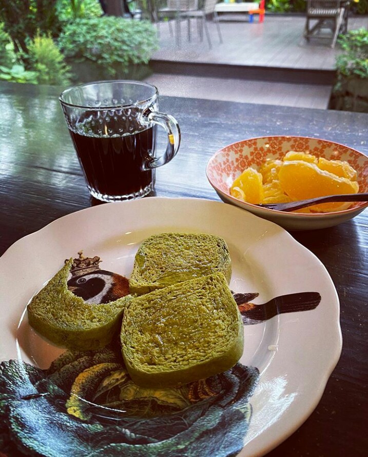 cheri_chup's tweet photo. "ชงกาแฟให้ทุกวันไม่เบื่อบ้างหรือไง"
"อ้าว แล้วทำไมพี่ต้องเบื่อด้วยล่ะครับ"
"ก็ไม่รู้สิ นานๆไป อะไรๆก็เปลี่ยน"
"แต่รสชาติกาแฟพี่ไม่เคยเปลี่ยนเลยจริงไหม"
"ก็จริงค่ะ"
"รักของพี่ก็เหมือนกัน ไม่เคยเปลี่ยนเหมือนรสชาติกาแฟ"
"ก็ลองเปลี่ยนดูสิ เป็นเรื่องแน่!"
"ไม่มีวันนั้นแน่นอนครับ" https://t.co/3SVLHrrIgd