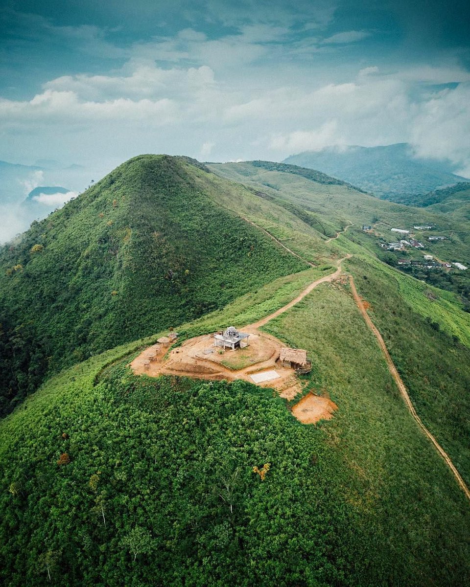 BernardToursSL's tweet photo. This is one of the best viewpoints in Sri Lanka which gives 3600  magnificent views of the Kandy, Matale and the beautiful Knuckles Mountain Range.  

#srilanka #travel #nature  #colombo #like #srilankatravel #photography #follow #beach  

https://t.co/Ae0GpZ5F76 https://t.co/rPyowXIWeb