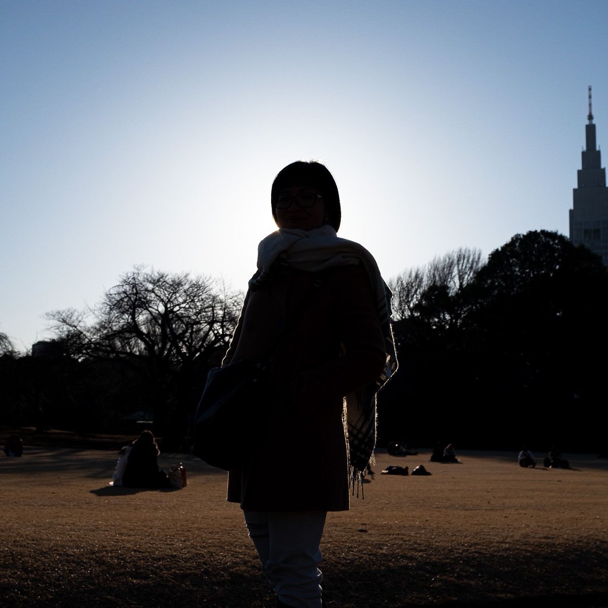 Mai Anh, prise à contre jour, in Shinjuku Gardens, Tokyo, Japan
.
#Japan #shinjuku #streetphotography