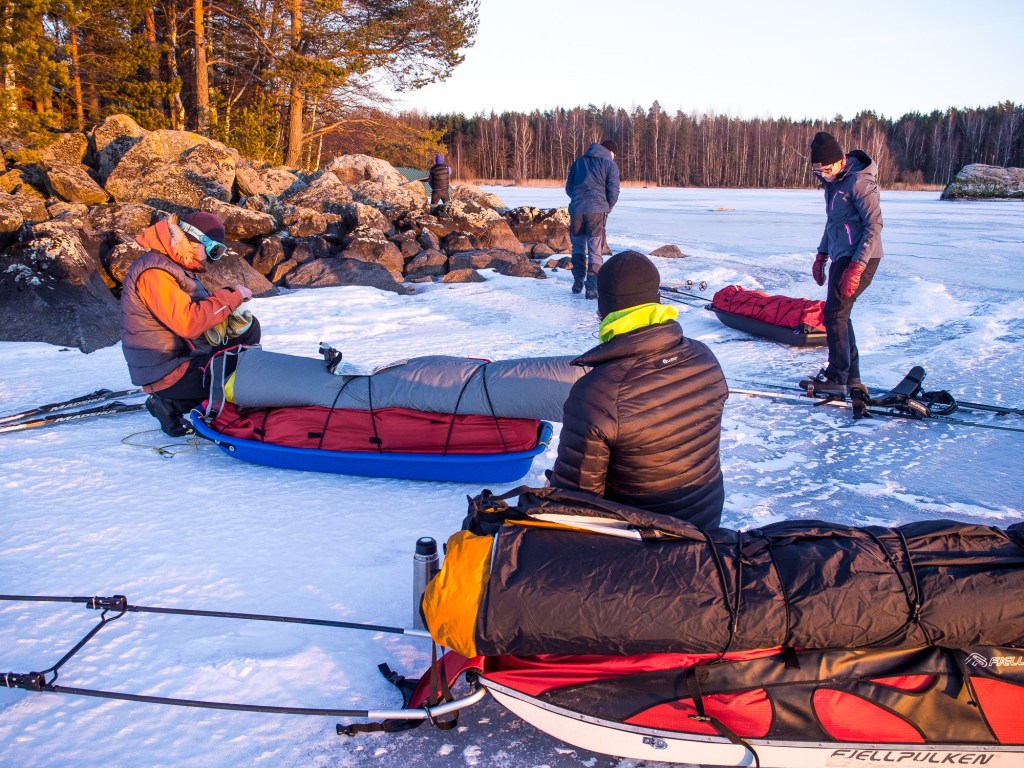 Talvivaellusjuttuja - hunajaa korville x 2 blogissa. Kenen juttuja hiihtovaelluksista sinä jaksaisit kuunnella vaikka koko päivän? rinkkaputki.com/2020/02/18/tal…