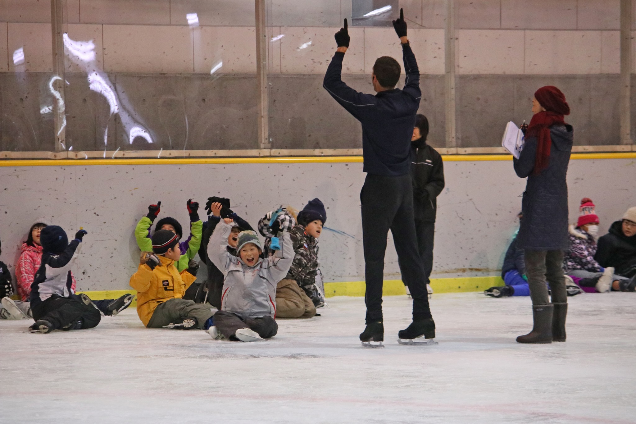 花巻市 10年バンクーバー冬季オリンピック金メダリスト エヴァン ライサチェク氏によるスケート教室 2 17 石鳥谷アイスアリーナを会場に10年バンクーバー冬季オリンピック金メダリスト エヴァン ライサチェク氏によるスケート教室が開かれました