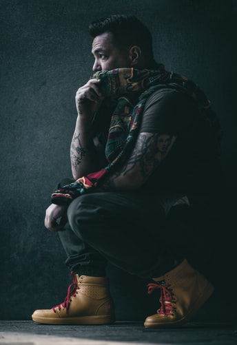 all_library's tweet image. Худшие оскорбления нужно встречать улыбкой и огрызаться на самые незначительные. Тогда ни один человек не догадается, что у тебя на сердце. 

Брендон Сандерсон

#AllLibrary #ЭлектроннаяБиблиотека #ЦитатыФантастов