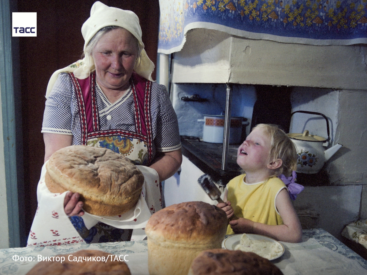 Танечка угости бабушку своим пирогом. Бабушка печет хлеб. Деревенская бабушка. Бабушка с хлебом. Бабушка печет пироги.