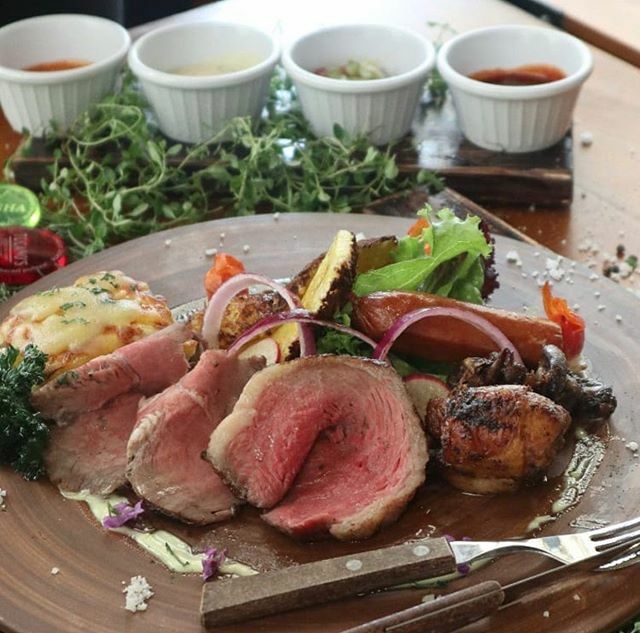 Never eat more than you can life.
satisfy your lunch time with the Tucano’s Business Lunch Platter, madr ti perfection
—
#mercuresimatupang #accorhotels #all #tucanos #tucanosjakarta #brazil #brazilianfood #foodporn #foodphotography #foodie #foodstagram … ift.tt/322fBVo