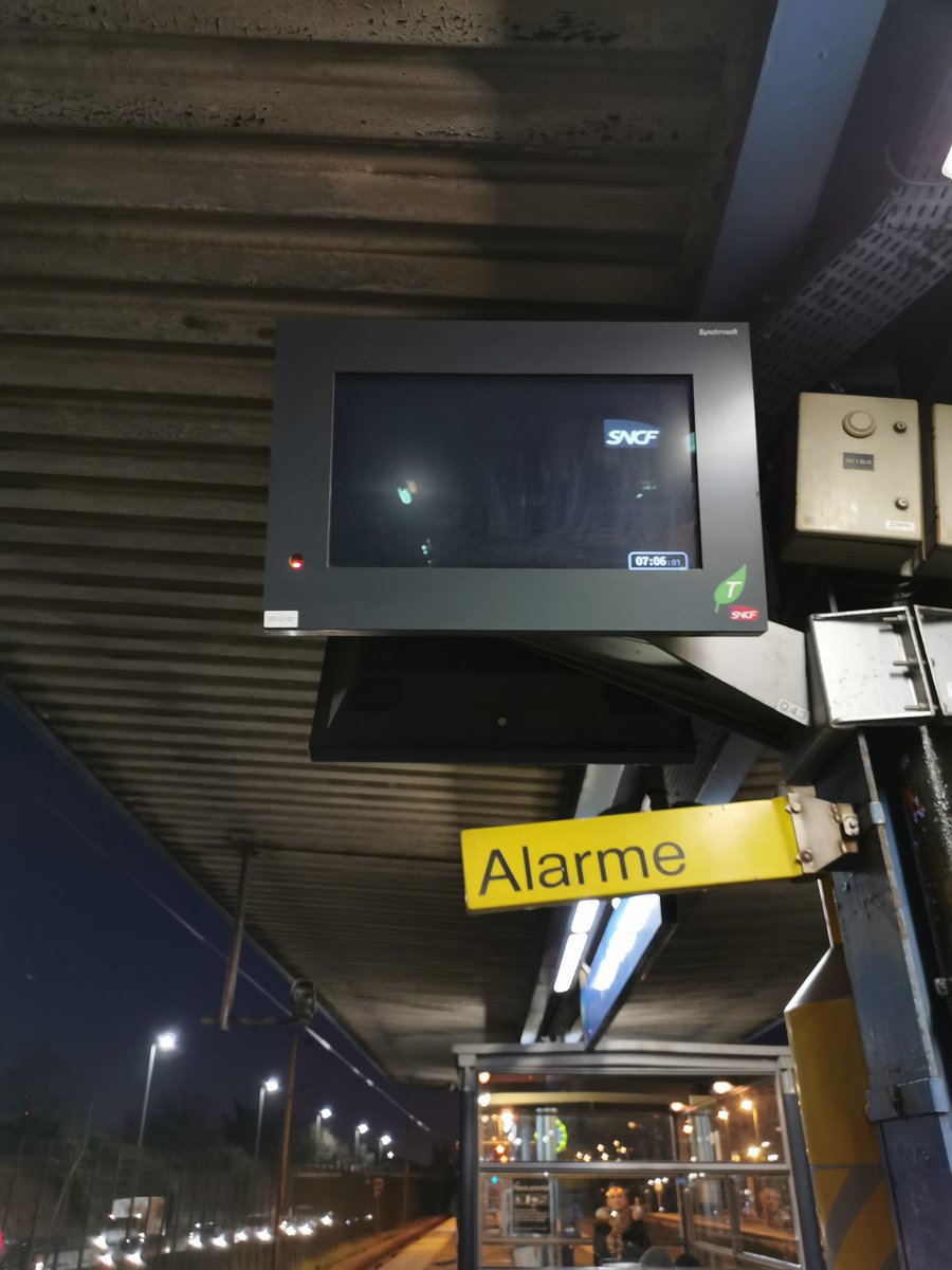 A2line__M's tweet photo. @RERE_T4_SNCF bonjour, je suis à la gare de val de fontenay et aucun affichage ne fonctionne. Je vais en direction d'haussmann. Pourriez-vous svp dire aux agents de faire des annonces sonores pour savoir à quelle heure passent les trains svp ? https://t.co/hbOrKbs6Z4