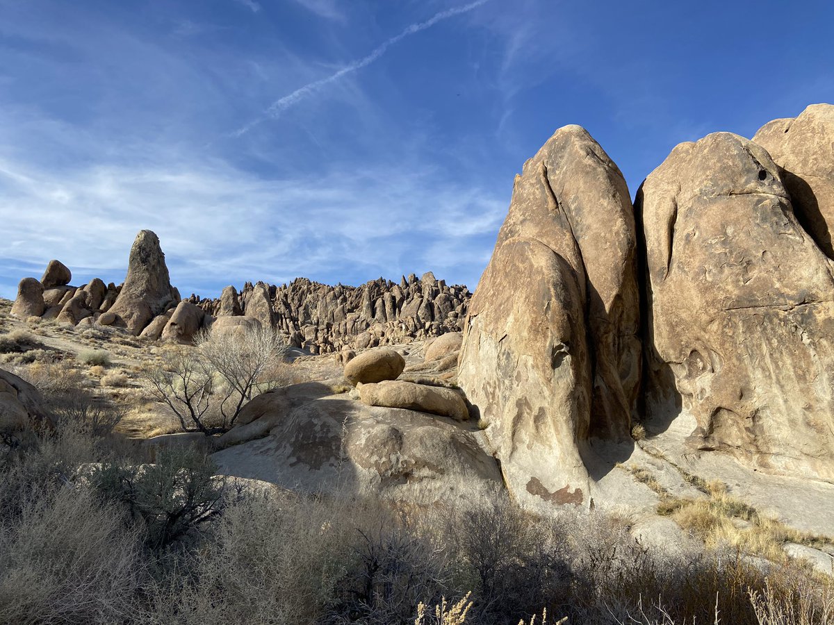 ChienforSTEM's tweet photo. #Travellingonthe395 was an incredible adventure! Wrapped up the trip at Alabama Hills (home to many western films) with picturesque views of #MountWhitney!
#OptforOutdoors #Geology https://t.co/htp5soaJMk