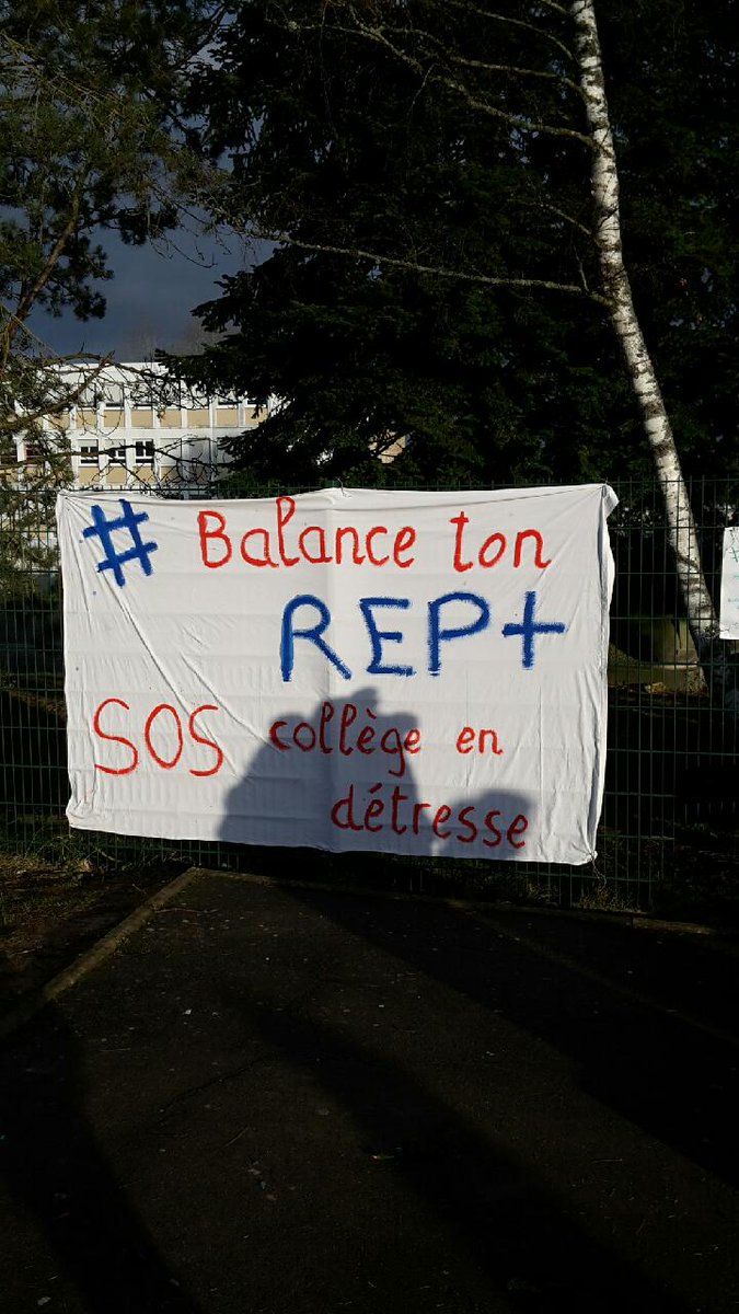 SnesBes's tweet image. Aujourd'hui opération collège mort à Béthoncourt pour défendre les moyens #repplus et les conditions d'accueil des élèves à la #rentree2020.  L'équité ce sont des moyens en plus pour ceux qui ont moins ! @SNESFSU