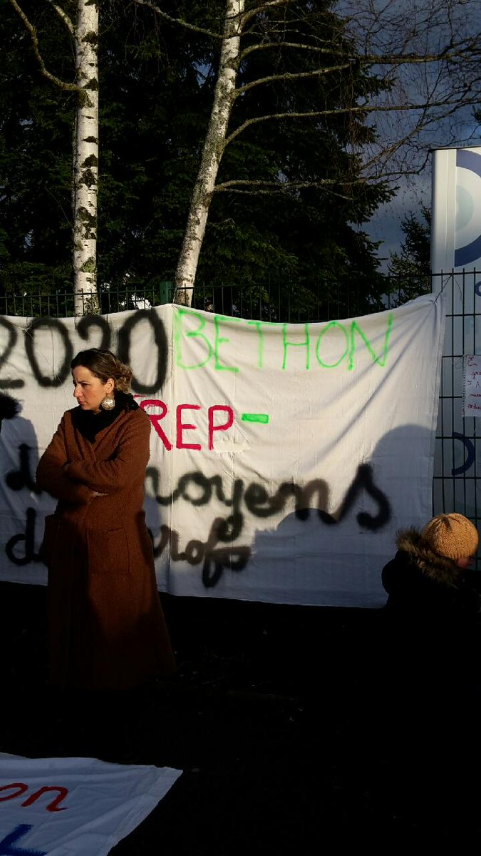 SnesBes's tweet image. Aujourd'hui opération collège mort à Béthoncourt pour défendre les moyens #repplus et les conditions d'accueil des élèves à la #rentree2020.  L'équité ce sont des moyens en plus pour ceux qui ont moins ! @SNESFSU