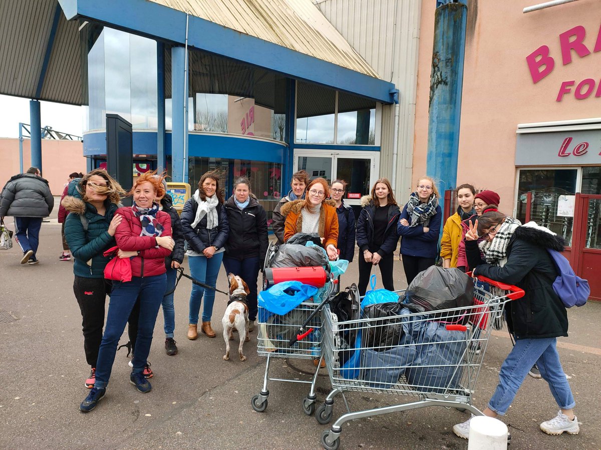 Cleanwalkevreux's tweet photo. #Cleanwalk | le vent n'a pas arrêté les #cleanwalkers qui sont venus ramasser les #déchets dimanche à #Évreux 🌍

Du stade Jean Bouin à Cora, les sacs #poubelles n'ont cessé de se remplir, les #mégots ramassés étaient en nombre 🚭

#Merci à tous pour votre soutient
À bientôt 🤞🏻 https://t.co/Vkn7Ma6iGg