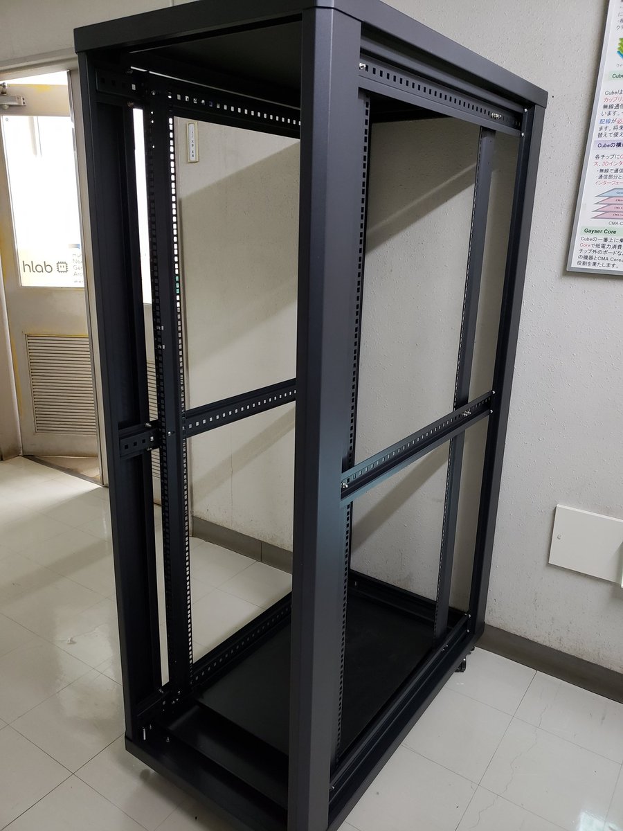 hungalab's tweet photo. ふんがさんの新しいパートナーです。(なぜか教授の隣にサーバーラックを配置することになりました) https://t.co/AAnCNHuwuS