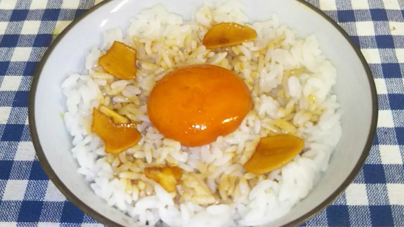 簡単だけどスタミナ満点。無限にご飯が食える 究極の卵かけご飯「卵黄のにんにく醤油漬けTKG」