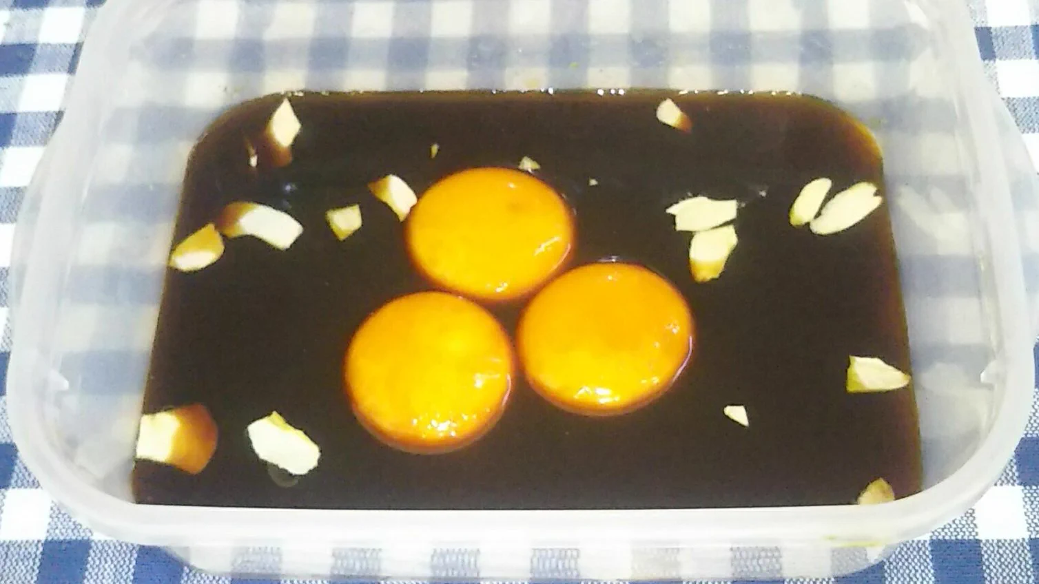 簡単だけどスタミナ満点。無限にご飯が食える 究極の卵かけご飯「卵黄のにんにく醤油漬けTKG」