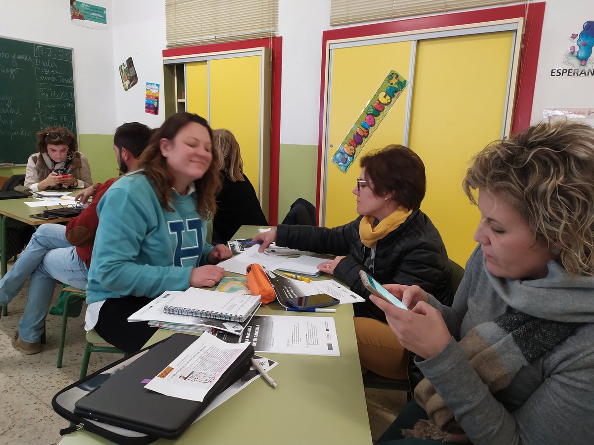 ColeRemedioSC's tweet photo. Formación permanente de nuestro profesorado. Uso seguro y responsable de Internet por los menores. ¡Mira más allá de tu pantalla! 👩🏿‍💻👨‍💻 https://t.co/HU9hCYxhH8