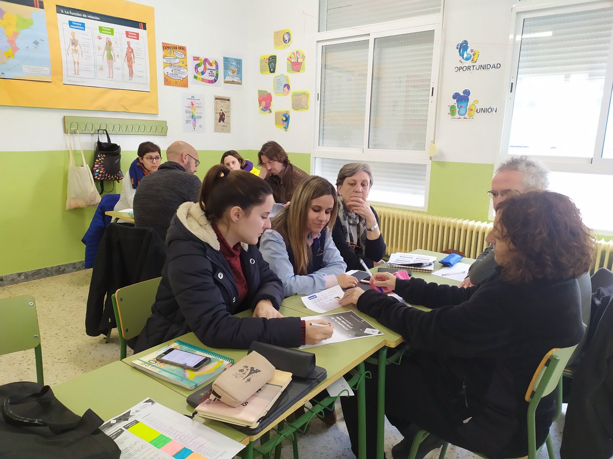 ColeRemedioSC's tweet photo. Formación permanente de nuestro profesorado. Uso seguro y responsable de Internet por los menores. ¡Mira más allá de tu pantalla! 👩🏿‍💻👨‍💻 https://t.co/HU9hCYxhH8